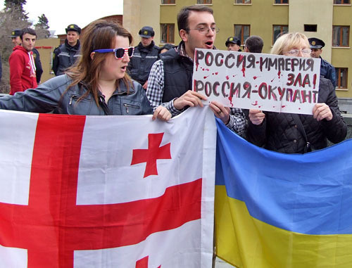 Участники акции протеста против телемоста с Россией. Тбилиси, 28 марта 2014 г. Фото Эдиты Бадасян для "Кавказского узла"
