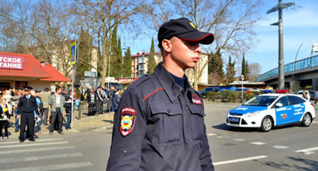 Сотрудник правоохранительных органов на улицах Сочи во время проведения финального этапа эстафеты паралимпийского огня. 6 марта 2014 г. Фото Светланы Кравченко для "Кавказского узла"