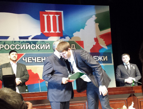 Вручение грамот делегатам на съезде чеченской молодежи в Грозном 8 апреля 2014 г. Фото очевидца