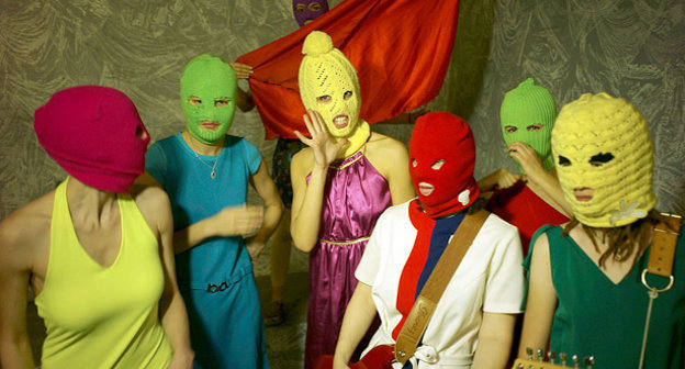 Музыкальная группа Pussy Riot. Фото Игоря Мухина, http://commons.wikimedia.org/wiki/File:Pussy_Riot_by_Igor_Mukhin.jpg,  GNU Free Documentation License