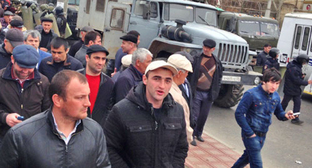Участники митинга в поддержку Саида Амирова. Махачкала, 12 апреля 2014 г. Фото Патимат Махмудовой для "Кавказского узла"