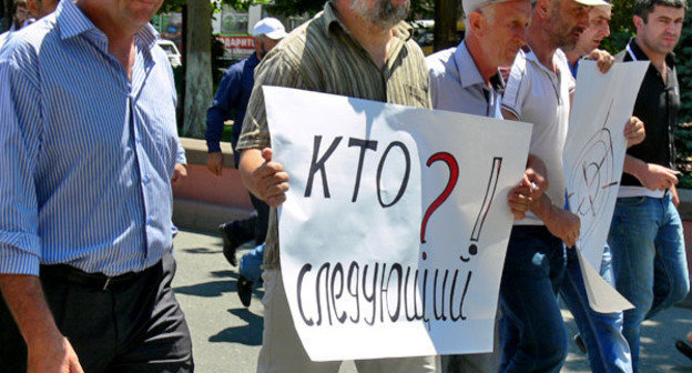 Траурное шествие в связи с убийством журналиста Ахмеднаби Ахмеднабиева. Махачкала, 9 июля 2013 г. Фото Патимат Махмудовой для «Кавказского узла»
