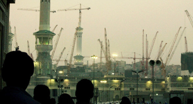 Реконструкция главной священной мечети "Аль-Харам" в Мекке. Октябрь 2013 г. Фото: Mridzario, http://en.wikipedia.org, Creative Commons Attribution-Share Alike 3.0 Unported license.