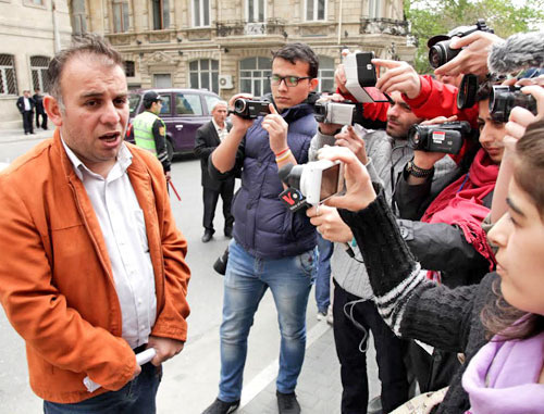 Адвокат Халид Багиров выступает перед журналистами. Баку, 25 апреля 2014 г. Фото Азиза Каримова для "Кавказского узла"