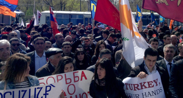 Участники митинга "Геноцид армян - преступление против человечества". Москва, 24 апреля 2014 г. Фото Елены Хрусталевой для "Кавказского узла"