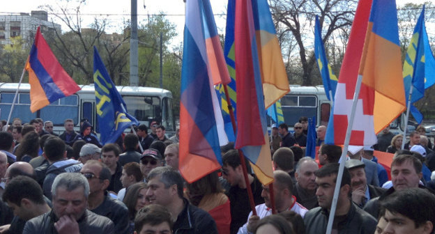 Участники митинга "Геноцид армян - преступление против человечества". Москва, 24 апреля 2014 г. Фото Елены Хрусталевой для "Кавказского узла"