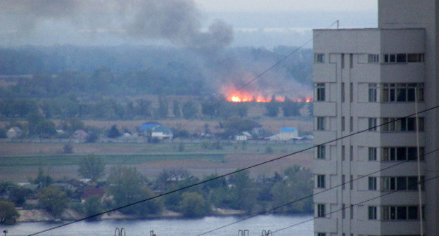 Вид на горящую свалку в Среднеахтубинской пойме с балкона жилого дома. Волгоград, 1 мая 2014 г. Фото Вячеслава Ященко для "Кавказского узла"