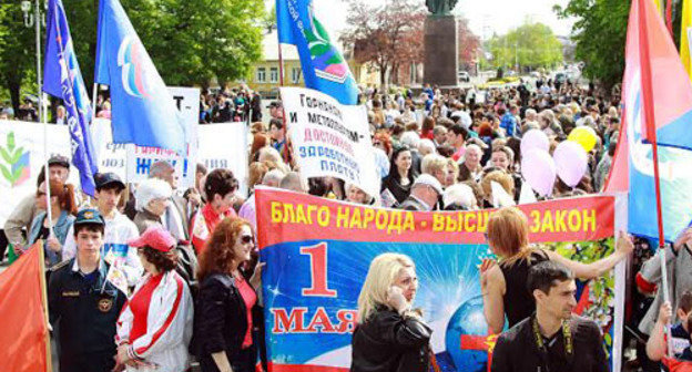 Участники первомайской акции профсоюзов. Владикавказ, 1 мая 2014 г. Фото: Фатимы Абаевой для "Кавказского узла"