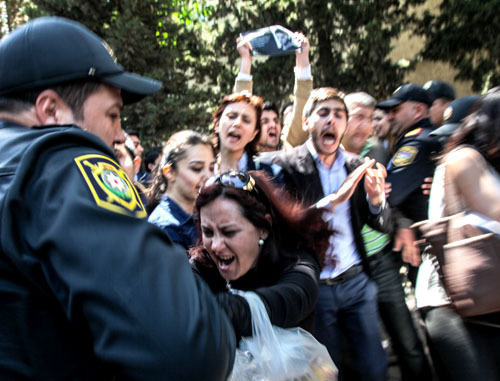 Полиция задерживает сторонников активистов Nida. Баку, 6 мая 2014 г. Фото Азиза Каримова для "Кавказского узла"