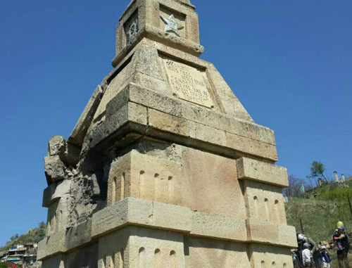 В селе Согратль взорван памятник Великой Отечественной войны. Дагестан, 9 мая 2014 г. Фото http://alsuguri.ru/