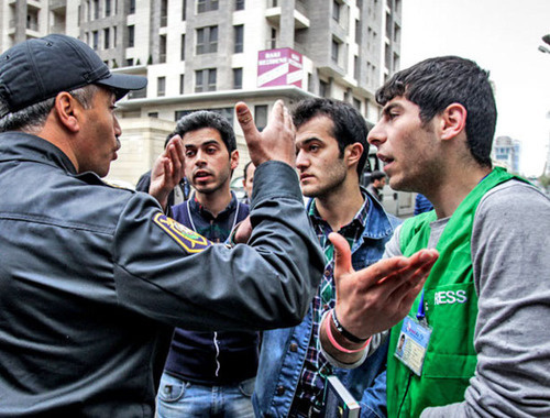 Полиция разгоняет участников акция протеста в поддержку активистов Nida, собравшихся перед зданием суда. Баку, 1 мая 2014 г. Фото Азиза Каримова для "Кавказского узла"