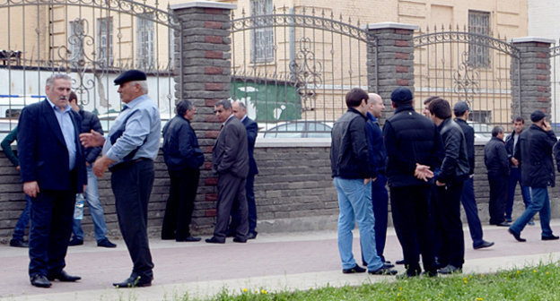 У здания Северо-Кавказского окружного военного суда в Ростове-на-Дону в день начала слушаний по делу Саида Амирова. 24 апреля 2014 г. Фото Олега Пчелова для "Кавказского узла"