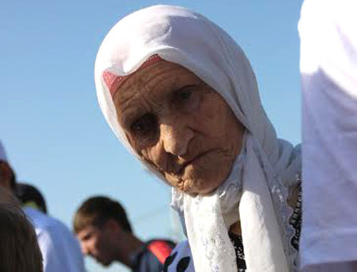 72-летняя бегунья, принявшая участие в марафоне "От сердца к сердцу". Чечня, 16 мая 2014 г. Фото Магомеда Магомедова для "Кавказского узла"