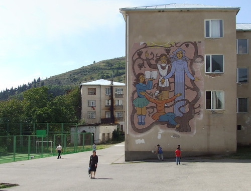 Школьный двор в Хуло, Аджария, Грузия. 2013 г. Фото Эдиты Бадасян для "Кавказского узла"