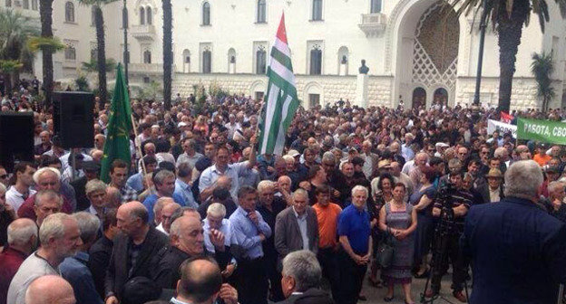 Участники митинга оппозиции в центре Сухума прорвались в здание администрации президента. 27 мая 2014 г. Фото: https://twitter.com/eurorossia