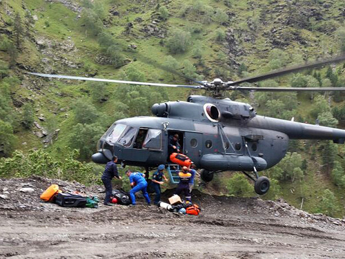 Спасатели высаживаются из вертолета на месте падения микроавтобуса в Цунтинском районе Дагестана. 4 июня 2014 г. Фото пресс-службы МЧС Дагестана, http://www.05.mchs.gov.ru
