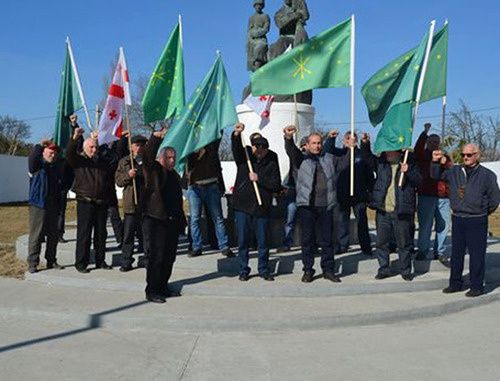 Демонстрация в поддержку черкесов возле мемориала жертвам геноцида в Анаклии. 7 февраля 2014 г. Фото http://avrom-caucasus.livejournal.com/331595.html