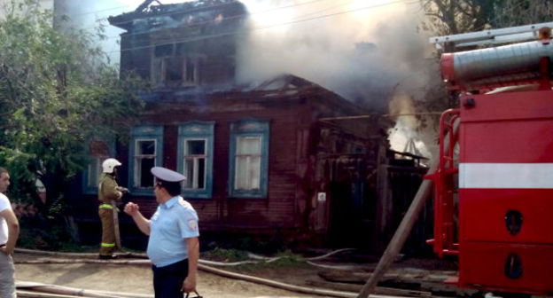 Пожар в доме 16 по улице Магнитогорской в Астрахани 7 июня 2014 г. Фото Елены Гребенюк для "Кавказского узла"