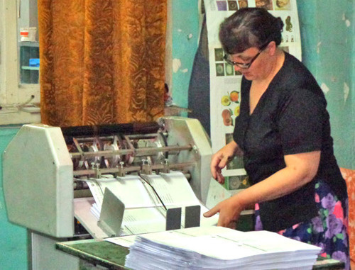 Идет процесс нумерации избирательных бюллетеней, которые будут направлены в один из избирательных округов Западной
Грузии. Июнь 201 г. Фото Инны Кукуджановой для "Кавказского узла"