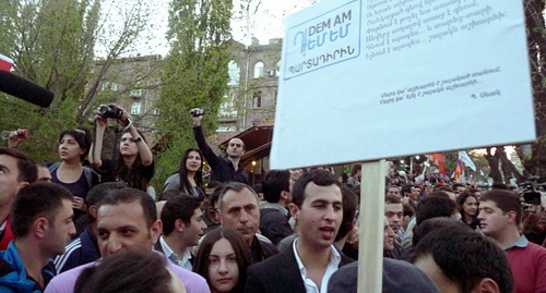 Акция против накопительной пенсионной системы, организованная инициативой DEM.AM. Ереван, 18 апреля 2014 г. Фото Армине Мартиросян для "Кавказского узла"