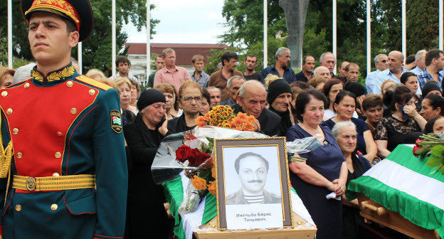 Церемония прощания с останками шестерых абхазских бойцов, 20 лет считавшихся пропавшими без вести. Почетный караул у гроба Бориса Инапшбы. Сухум, 21 июня 2014 г. Фото Елены Векуа для "Кавказского узла"