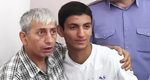 Шант Арутюнян (слева) во время заседания суда. Кадр из видео "Радио Азатутюн". http://rus.azatutyun.am/content/article/25437478.html