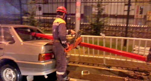 Рабочий распиливает балку, которая пронзила машину. Сочи, 14 июня 2014 г. Фото участника ДТП Сергея Сорочинского