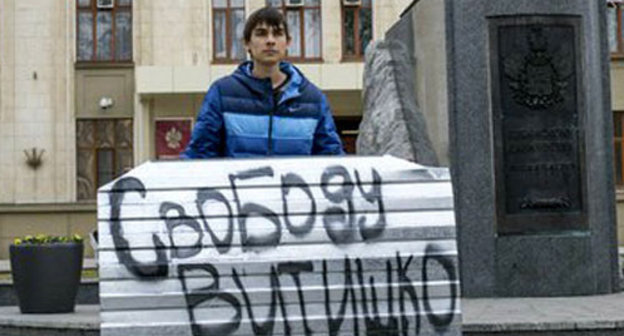 Игорь Харченко во время одиночного пикета в поддержку Евгения Витишко. Краснодар, 19 января 2014 г. Фото с личной страницы http://vk.com/