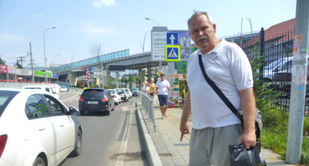 Сергей Сорочинский показывает, что он не заезжал на тротуар и не мог на него заехать ввиду высоты бордюров. Сочи, 17 июля 2014 г. Фото Светланы Кравченко для "Кавказского узла"