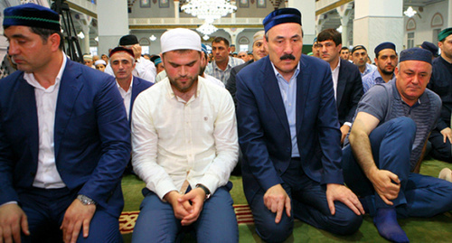 Рамазан Абдулатипов (второй справа) принял участие в праздничных мероприятиях вместе со всеми верующими. Август, 2013 год. Фото: http://president.e-dag.ru/ 