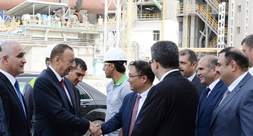 Ильхам Алиев (второй слева) принял участие в открытии цементного завода «Norm». Фото: http://ru.president.az/articles/12419 