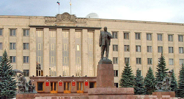 Здание администрации и памятник Ленину в Ставрополе. Фото: kudinov_dm http://www.flickr.com/photos/lenin_monuments/926508169/