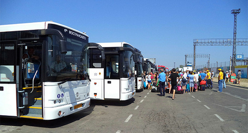 Стоянка автобусов, порт "Кавказ", август 2014. Фото: сайт ЕТД. http://transdir.ru/