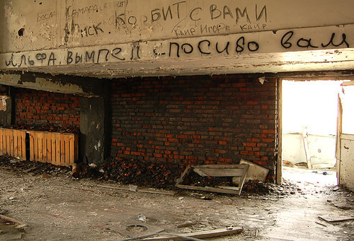 Актовый зал в школе №1. Беслан, август 2008 г. Фото: Leon https://ru.wikipedia.org