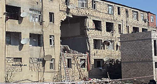 Повреждённое взрывом здание в Хырдалане. Фото: http://www.newsazerbaijan.ru/case/20140909/300897595.html