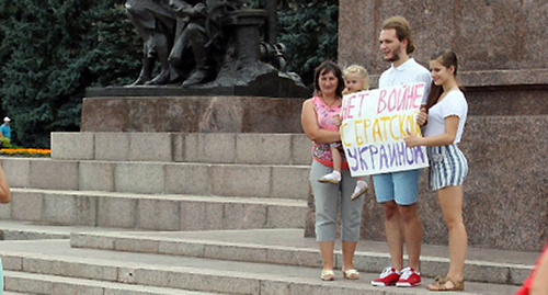 Кирилл Бобро на одиночном пикете в центре города Ставрополя против войны на Украине. Июль 2014. Фото: http://www.yabloko.ru/regnews/Stavropol/2014/07/28