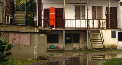 Двор жилого дома в Батуми после дождя. Фото Юлии Кашеты для "Кавказского узла".
