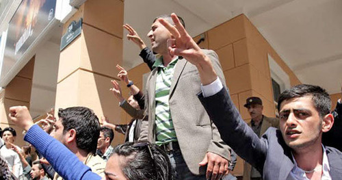 Сторонники Nida после вынесения обвинительного приговора активистам движения. Баку, 6 мая 2014 г. Фото Азиза Каримова для «Кавказского узла»