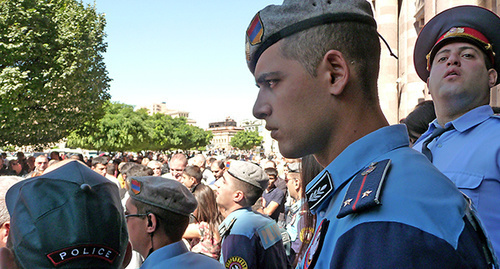 Полицейский у здания парламента Армении во время акции, 29 сентября, 2014. Фото Армине Мартиросян для "Кавказского узла"