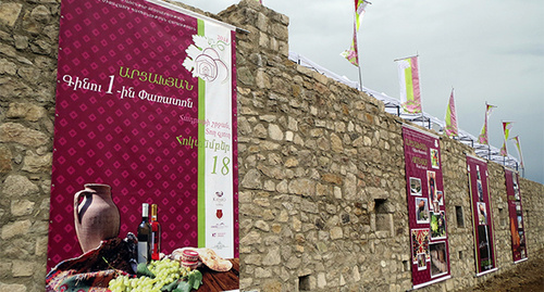 В селе Тог  Гадрутского района Нагорного Карабаха  впервые прошел фестиваль армянского вина, в котором приняли участие более 20 местных производителей. 18 октября  2014 год. Фото Алвард Григорян для "Кавказского узла"