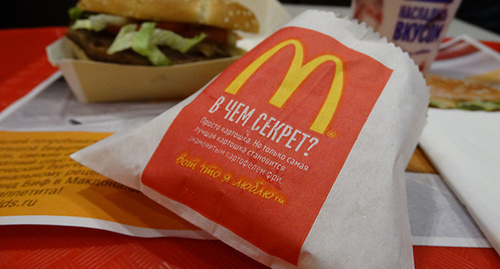 Упаковка картофеля-фри в ресторане McDonald's.  Фото Нины Тумановой для "Кавказского узла"
