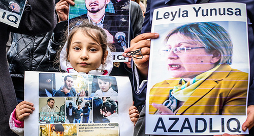 Дочь Парвиза Гашимли держит в руках плакат своего отца. Фото Азиза Каримова для "Кавказского узла"