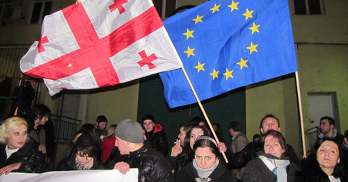 Флаги Грузии и ЕС. Фото: Марины Букия для "Кавказского узла"