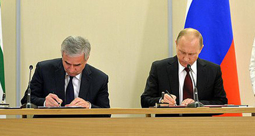 Владимир Путин и Рауль Хаджимба подписали Договор между Российской Федерацией и Республикой Абхазия о союзничестве и стратегическом партнёрстве. Фото: http://news.kremlin.ru/media/events/photos/big/41d51ccf6152e8cdb5ec.jpeg?rand=980598222