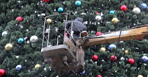 Украшение новогодней елки. 1 декабря 2014 г. Фото Магомеда Магомедова для "Кавказского узла"