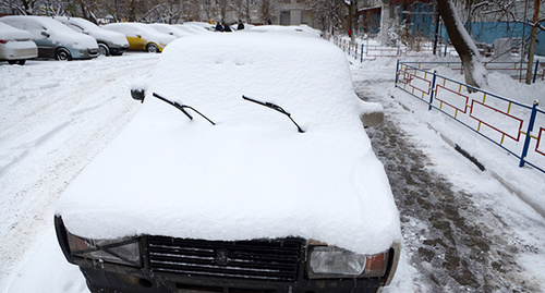 Автомобиль под снегом – только «дворники» торчат. Фото Олега Пчелова для "Кавказского узла"