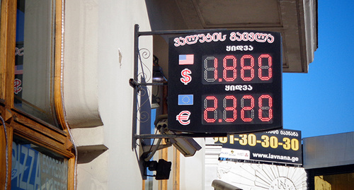 Курс валюты в одном из пунктов обмена валюты в центре Тбилиси. 3 декабря 2014 год. фото Инна Кукуджанова для "Кавказского узла"