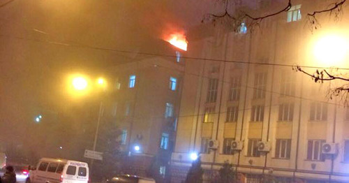 Здание УФСБ Дагестана загорелось в Махачкале. 5 декабря 2014 г. Фото Рината Гамидова