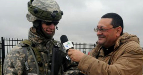 Журналист Тапдыг Фархадоглу (справа). Фото http://www.radioazadlyg.org/