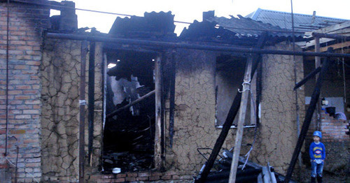 Сожженный силовиками дом в селе Янди Ачхой-Мартановского района. 7 декабря 2014 г. Фото пресс-службы ПЦ "Мемориал"